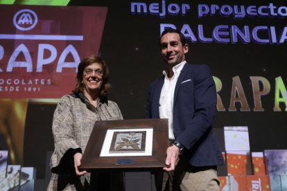 Chocolates Trapa recibe el premio al mejor proyecto de Palencia, que entregó la presidenta de la Diputación palentina, Ángeles Armisén.- PHOTOGENIC