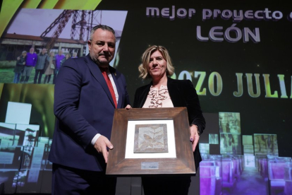 Pozo Julia recibe el premio al mejor proyecto de León, que entregó el presidente de la Diputación leonesa, Eduardo Morán.- PHOTOGENIC
