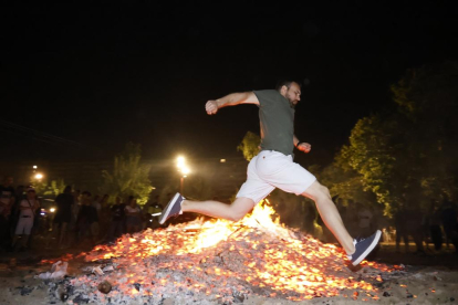 Ambiente de hogueras en la playa de las moreras por las fiestas de San Juan. PHOTOGENIC