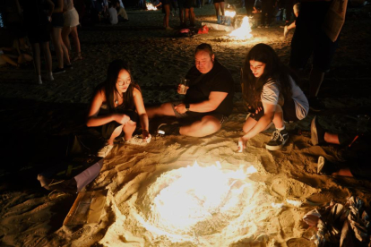 Ambiente de hogueras en la playa de las moreras por las fiestas de San Juan. PHOTOGENIC