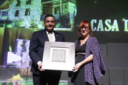La Casa del Altozano recibe el premio al mejor proyecto de Ávila, que entregó el presidente de la Diputación abulense, Carlos García.- PHOTOGENIC