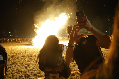 Ambiente de hogueras en la playa de las moreras por las fiestas de San Juan. PHOTOGENIC