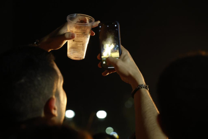 Ambiente de hogueras en la playa de las moreras por las fiestas de San Juan. PHOTOGENIC