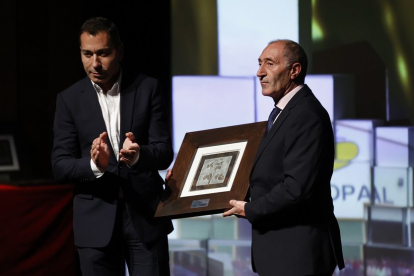 Agropal recibe el premio a la Empresa Agroalimentaria del Año, que entregó el CEO de Patatas Meléndez, Javier Meléndez.- PHOTOGENIC