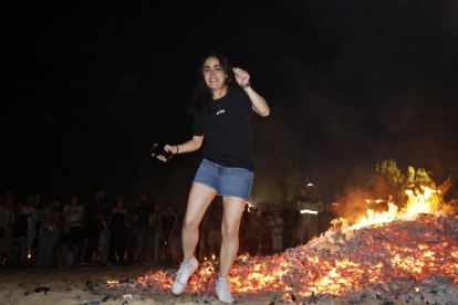 Ambiente de hogueras en la playa de las moreras por las fiestas de San Juan. PHOTOGENIC