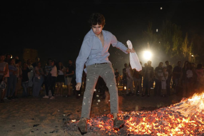 Ambiente de hogueras en la playa de las moreras por las fiestas de San Juan. PHOTOGENIC