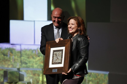 Almudena Alberca recibe el premio a la Mejor Iniciativa Enológica/Vitivinícola, que entregó el consejero de la Presidencia, Jesús Julio Carnero.- PHOTOGENIC