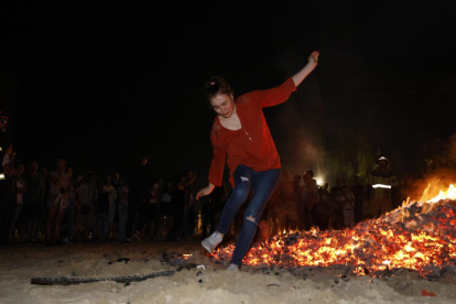 Ambiente de hogueras en la playa de las moreras por las fiestas de San Juan. PHOTOGENIC