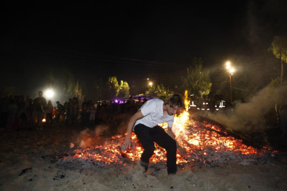 Ambiente de hogueras en la playa de las moreras por las fiestas de San Juan. PHOTOGENIC