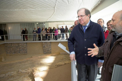 Herrera, durante la inauguración de las obras de restauración de la Villa Romana de Camarzana de Tera.-ICAL