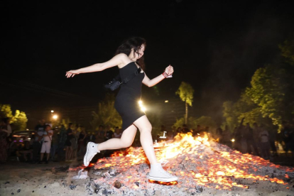 Ambiente de hogueras en la playa de las moreras por las fiestas de San Juan. PHOTOGENIC