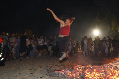 Ambiente de hogueras en la playa de las moreras por las fiestas de San Juan. PHOTOGENIC