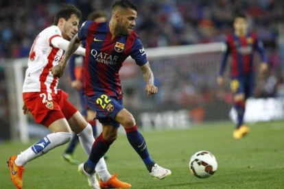 Alves, durante el partido ante el Almería.-Foto: AFP / QUIQUE GARCÍA