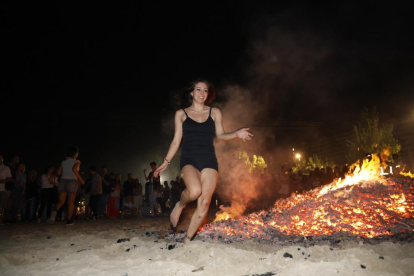 Ambiente de hogueras en la playa de las moreras por las fiestas de San Juan. PHOTOGENIC