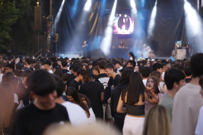 Ambiente de hogueras en la playa de las moreras por las fiestas de San Juan. PHOTOGENIC