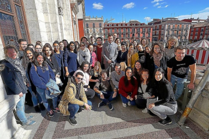 El alcalde, Óscar Puente, con los estudiantes Erasmus en el baclón del Ayuntamiento.-E. M.