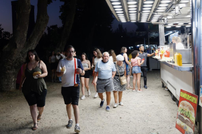 Ambiente de hogueras en la playa de las moreras por las fiestas de San Juan. PHOTOGENIC