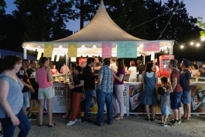 Ambiente de hogueras en la playa de las moreras por las fiestas de San Juan. PHOTOGENIC