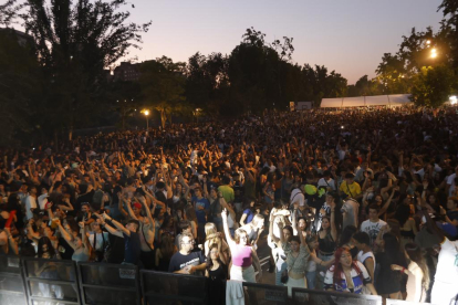 Ambiente de hogueras en la playa de las moreras por las fiestas de San Juan. PHOTOGENIC