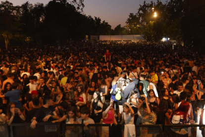 Ambiente de hogueras en la playa de las moreras por las fiestas de San Juan. PHOTOGENIC