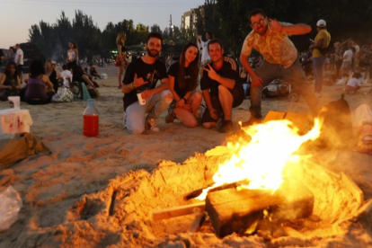 Ambiente de hogueras en la playa de las moreras por las fiestas de San Juan. PHOTOGENIC