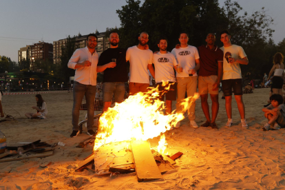 Ambiente de hogueras en la playa de las moreras por las fiestas de San Juan. PHOTOGENIC