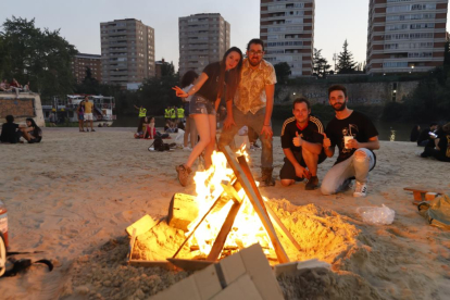 Ambiente de hogueras en la playa de las moreras por las fiestas de San Juan. PHOTOGENIC