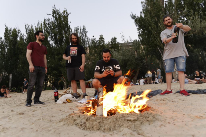 Ambiente de hogueras en la playa de las moreras por las fiestas de San Juan. PHOTOGENIC