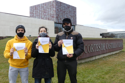 Tres integrantes del colectivo Jóvenes Castilla y León posan con las aportaciones para el anteproyecto de Ley de Dinamización Demográfica de CyL. E.M