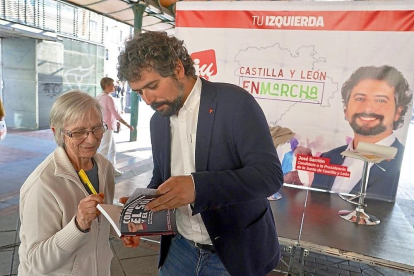 José Sarrión firma un ejemplar de su libro en la caseta de Castilla y León en Marcha de Valladolid.-ICAL