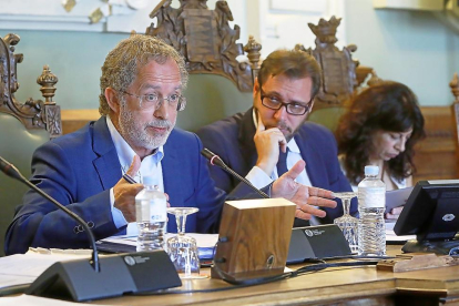 El alcalde escucha con atención la intervención de Manuel Saravia durante el pleno de ayer-J.M. Lostau