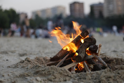 Ambiente de hogueras en la playa de las moreras por las fiestas de San Juan. PHOTOGENIC