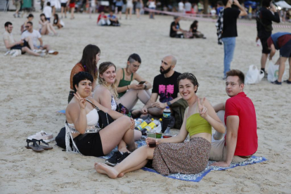 Ambiente de hogueras en la playa de las moreras por las fiestas de San Juan. PHOTOGENIC