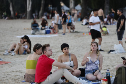 Ambiente de hogueras en la playa de las moreras por las fiestas de San Juan. PHOTOGENIC