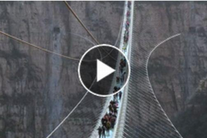 El puente de cristal más largo del mundo, de 488 metros de longitud y suspendido a 218 metros sobre un valle, se inauguró este fin de semana en la provincia septentrional china de Hebei.-/ VÍDEO : EFE