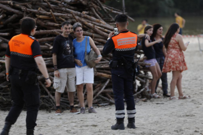 Ambiente de hogueras en la playa de las moreras por las fiestas de San Juan. PHOTOGENIC