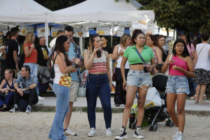 Ambiente de hogueras en la playa de las moreras por las fiestas de San Juan. PHOTOGENIC