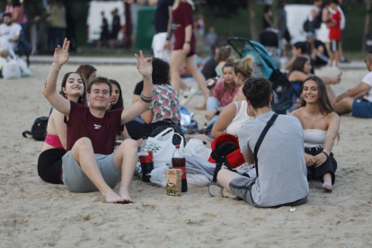 Ambiente de hogueras en la playa de las moreras por las fiestas de San Juan. PHOTOGENIC