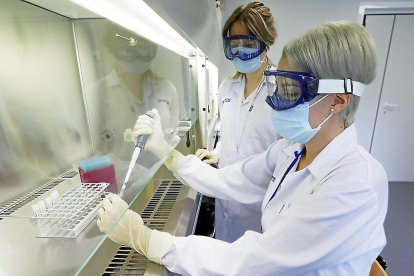María Jesús Pelaz y Vanessa Segura en el laboratorio de la compañía Stem Cell.-J. M. LOSTAU