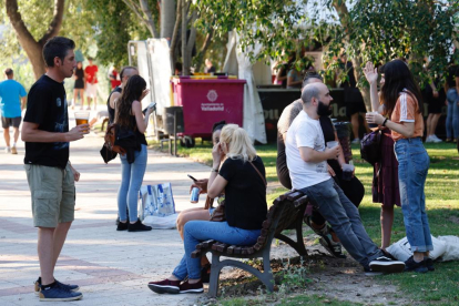 Ambiente de hogueras en la playa de las moreras por las fiestas de San Juan. PHOTOGENIC