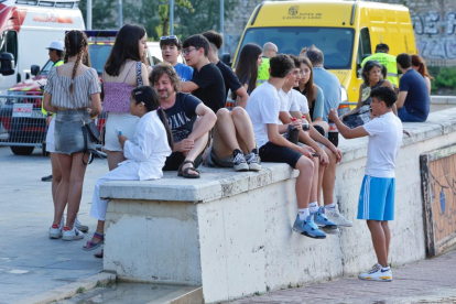 Ambiente de hogueras en la playa de las moreras por las fiestas de San Juan. PHOTOGENIC