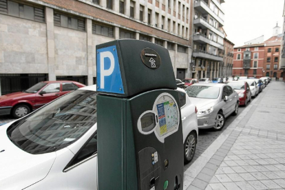 Parquímetro en una calle de estacionamiento regulado por la ORA.-M. A. SANTOS
