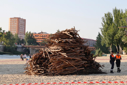 Ambiente de hogueras en la playa de las moreras por las fiestas de San Juan. PHOTOGENIC