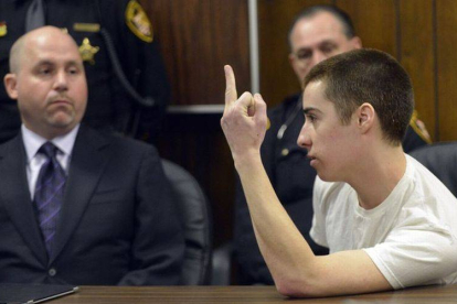 T.J. Lane le dedica un gesto obsceno a las familias de las víctimas durante el juicio, en Cleveland (Ohio), en marzo del 2013.-Foto: POOL / REUTERS