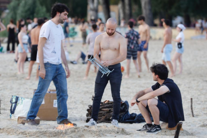 Ambiente de hogueras en la playa de las moreras por las fiestas de San Juan. PHOTOGENIC