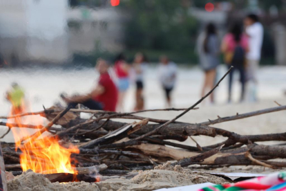 Ambiente de hogueras en la playa de las moreras por las fiestas de San Juan. PHOTOGENIC