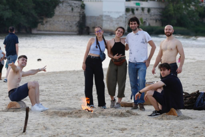 Ambiente de hogueras en la playa de las moreras por las fiestas de San Juan. PHOTOGENIC