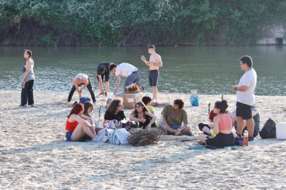 Ambiente de hogueras en la playa de las moreras por las fiestas de San Juan. PHOTOGENIC