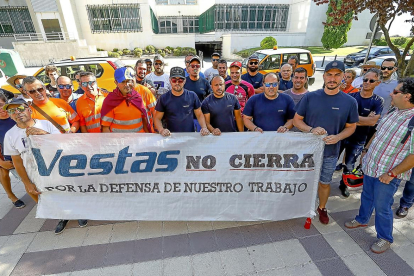 Los empleados en la manifestación de ayer en Valladolid, mientras en León continúa el campamento.-J.M. LOSTAU
