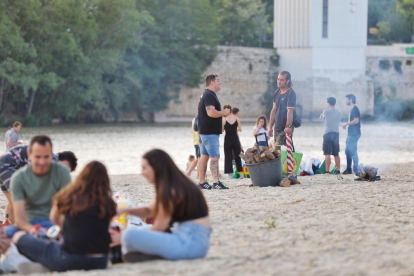 Ambiente de hogueras en la playa de las moreras por las fiestas de San Juan. PHOTOGENIC